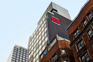 Ein ungewöhnliches Hotel mitten in einer der aufregendsten Städte der Welt: Nur wenige Schritte vom Times Square entfernt, bietet das citizenM New York modernstes Design und viel Komfort zu erschwinglichen Preisen.