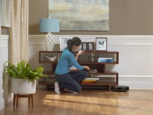 Roomba 980_Dusting mom_copyrigth iRobot_2015